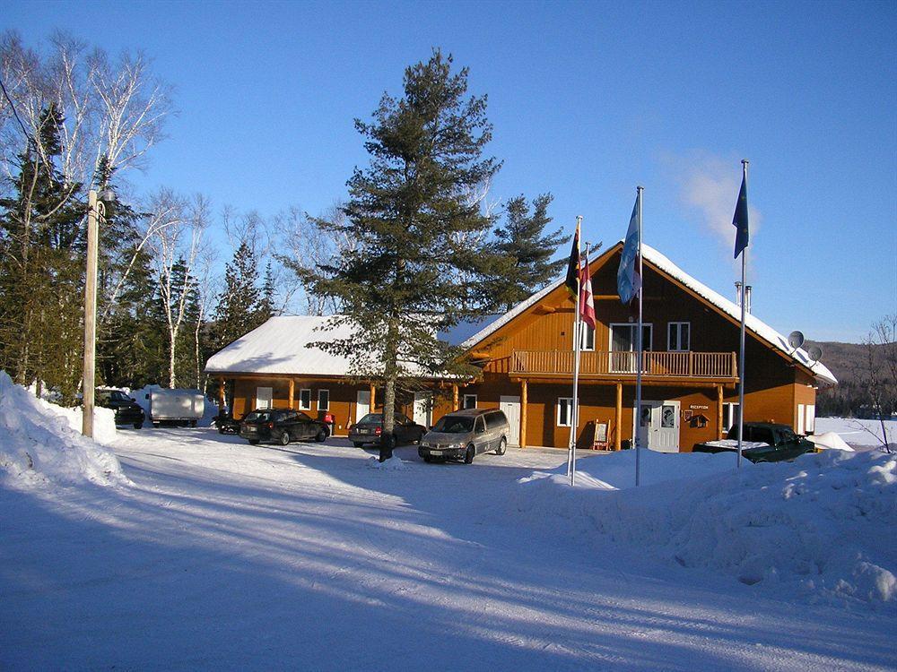 Motel Ours Bleu Lac-Saguay Екстер'єр фото