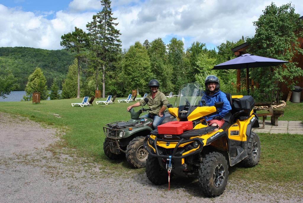 Motel Ours Bleu Lac-Saguay Екстер'єр фото