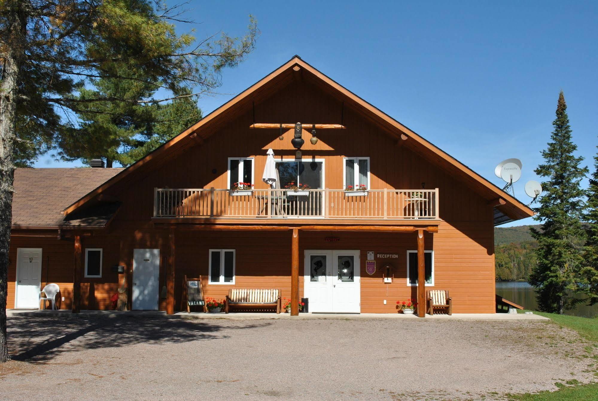 Motel Ours Bleu Lac-Saguay Екстер'єр фото