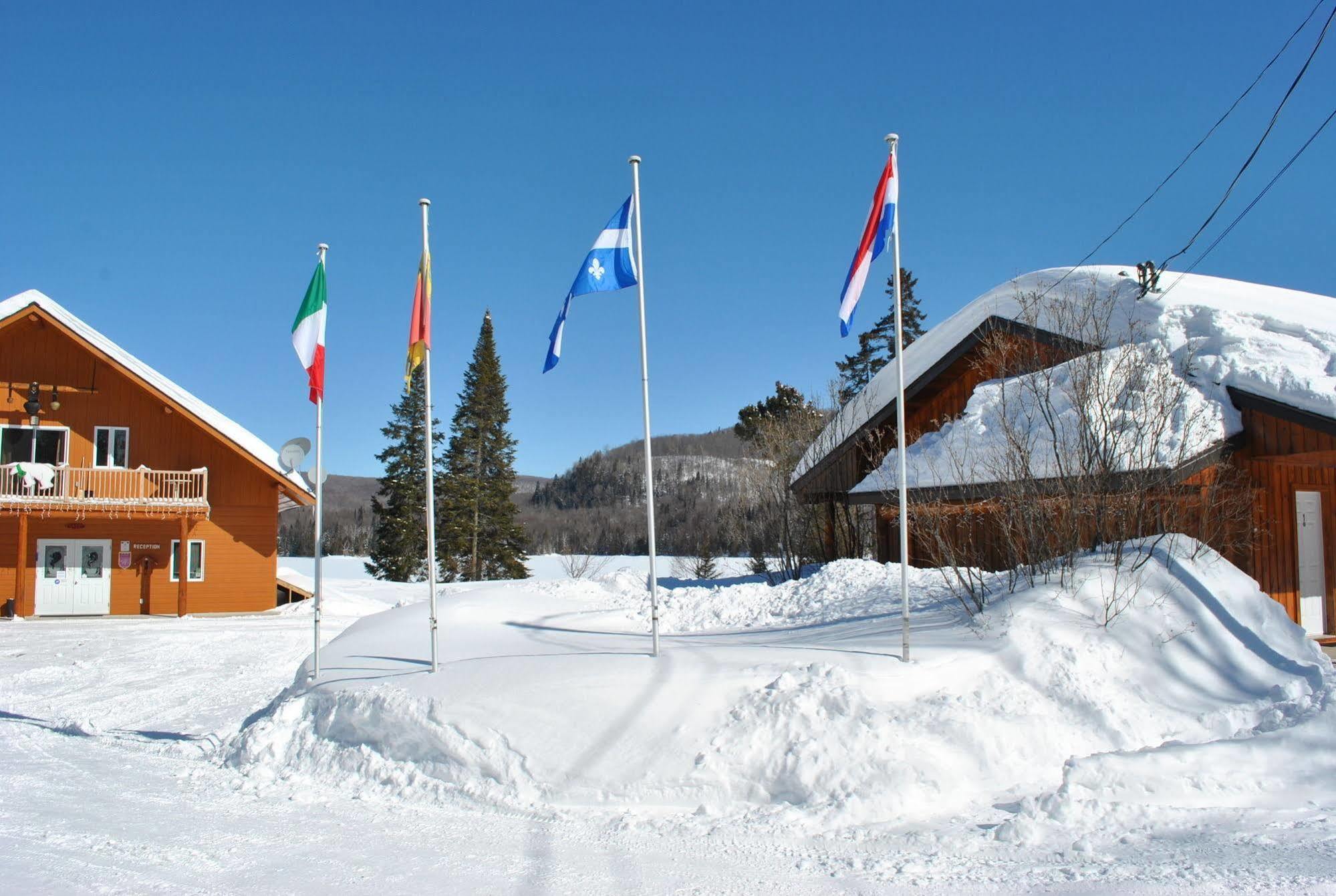 Motel Ours Bleu Lac-Saguay Екстер'єр фото